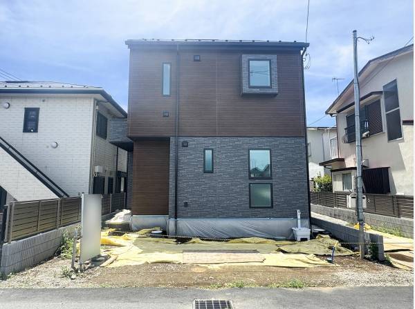 石張り調タイルとウッドが調和した落ち着きある外観