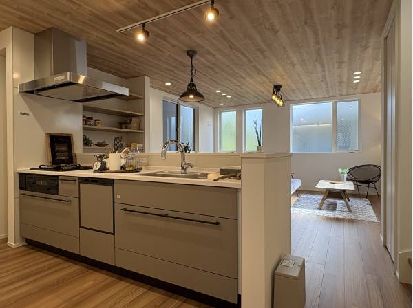 家族の様子を見ながら家事のできる対面式システムキッチン