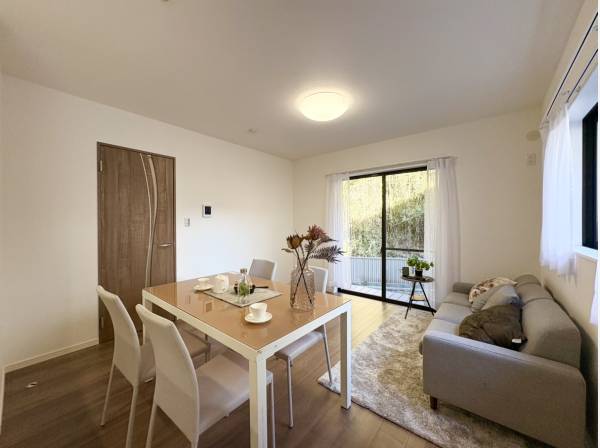 リビングからはウッドデッキとお庭に出ることができます。