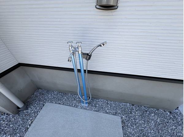 玄関横にはシャワーがありますよ。