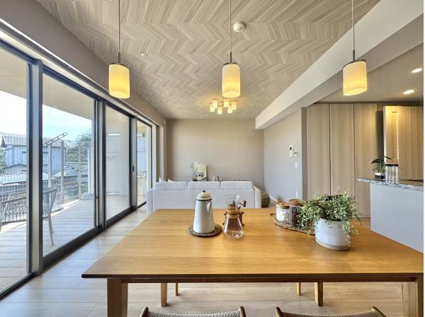 テラスとつながる開放感、明るさに包まれるリビング空間。