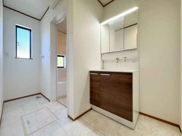 廊下とリビングダイニングの2方向へ繋がるサニタリールーム