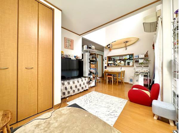 収納も備えた吹抜け空間の開放的なリビング