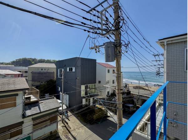 バルコニー手すりの鮮やかなブルーが真っすぐと視線を海に誘う