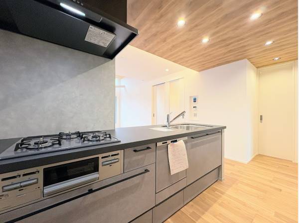 家族との会話が弾む対面式キッチン