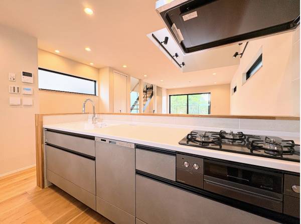 家族との会話が弾む対面式キッチン