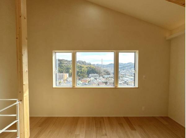 キッチンに立ち右を見ると緑の山々が。