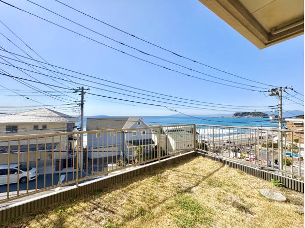 開放感あるお庭スペース。海を眺めながらゆったりお過ごしください。