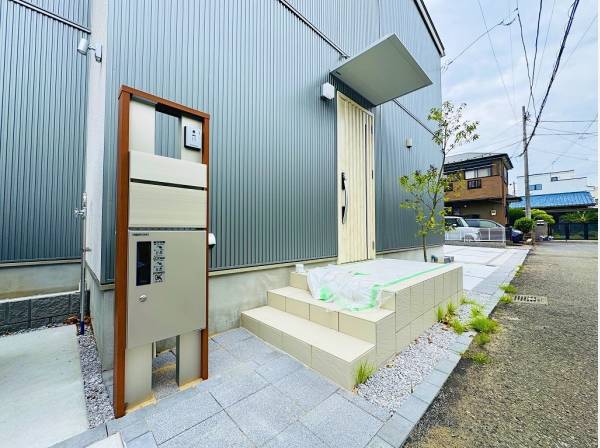玄関前には宅配ＢＯＸも。