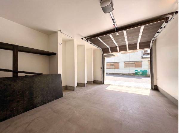 愛車を守るガレージはシャッター付き。大人の秘密基地