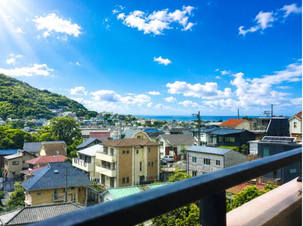 葉山の豊かな緑と、その先に広がる海を望む開放感あふれる眺望が魅力です。
