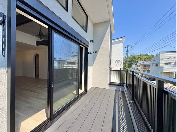 LDKからつづく大きなバルコニー。光の雫が降り注ぎます