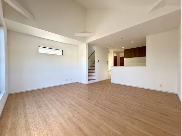 天井高で開放的なLDKです。