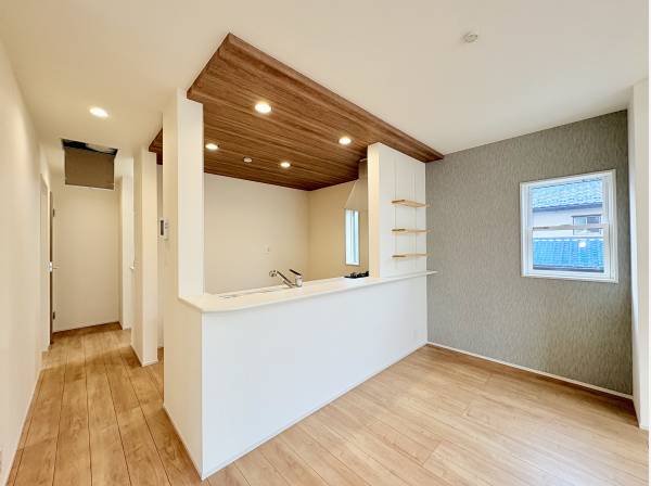 ポップアップ天井がお洒落なキッチンスペース