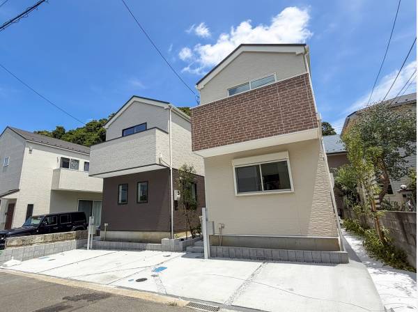 自然豊かな立地に佇む新築戸建（左が該当物件）