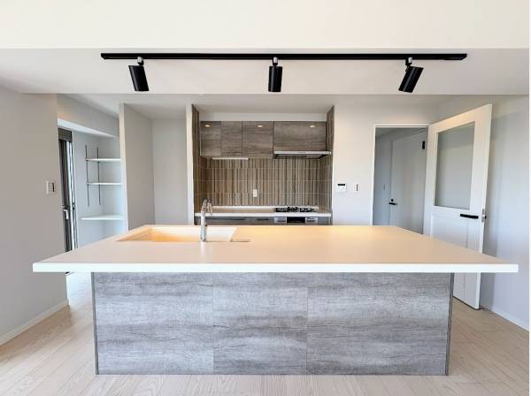 おしゃれなオープンキッチンです、家族の会話が増えますね