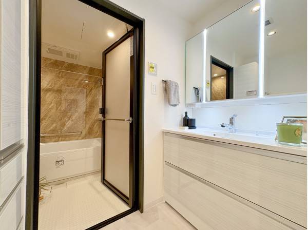 スタイリッシュなデザインに生まれ変わったパウダールーム