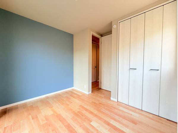 湘南らしいブルーのクロスが素敵な居室