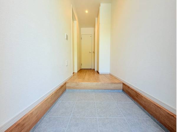 エントランスには玄関収納も備えており暮らしに便利な設備