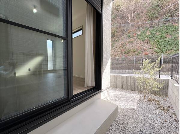 可愛らしいシンボルツリーのあるガーデンコーナー