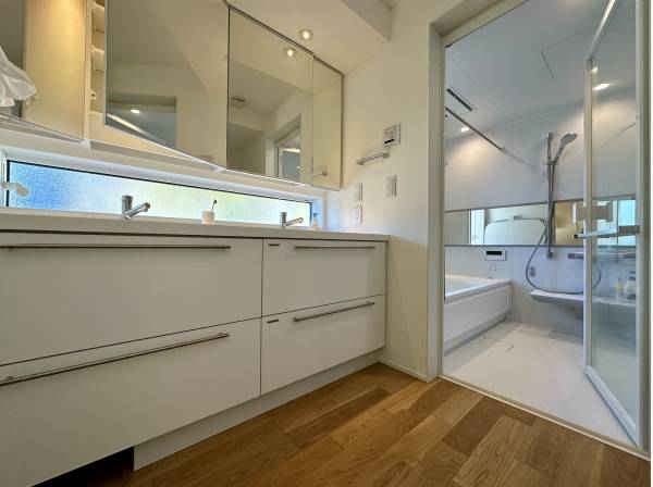 パウダールームとバスルーム/ジェットバスで疲れを癒してください