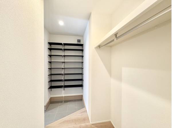 花粉やほこりを極力部屋に持ち込まずにアウターを脱ぎ着できる