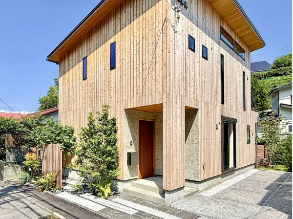 外壁は無垢板総張り仕上げで、注文住宅さながらの仕上がりです