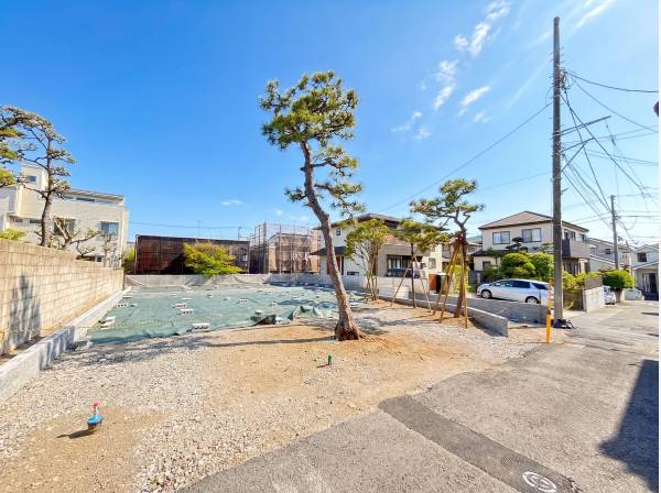 南西道路に面し、南東側も通路と角地のような開放感のある土地
