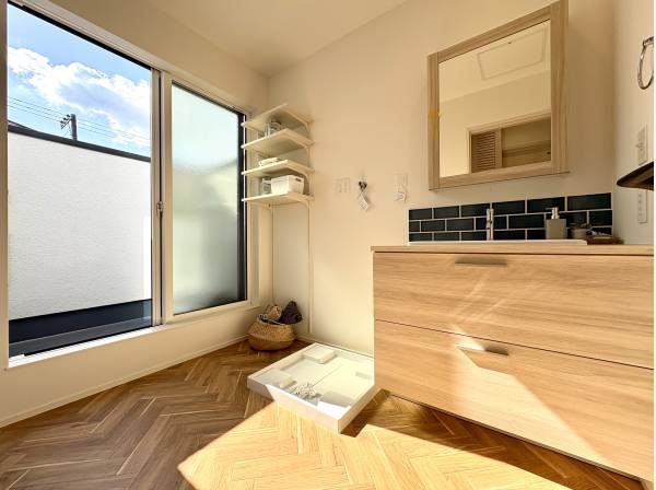 パウダールームです。洗濯物もすぐ干せるバルコニー隣接