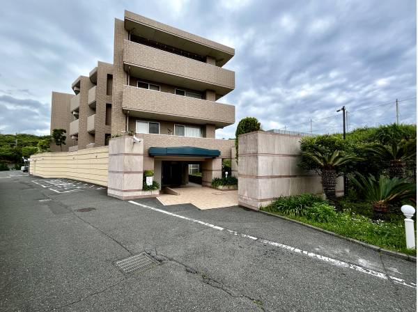 駅まで徒歩２分、七里ガ浜まで徒歩３分（約240m）