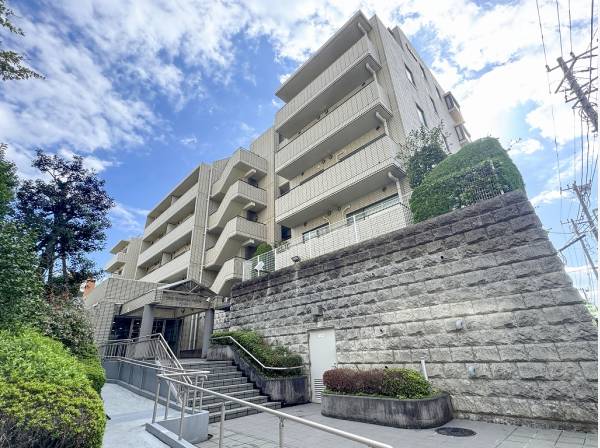 重厚な石壁の上に佇むリノベレジデンス