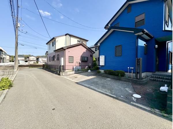 前面道路は広々としており、駐車もストレスなくお停めできます
