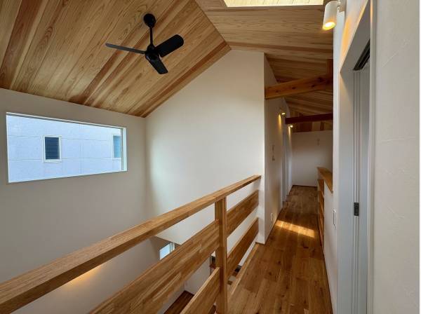 2階廊下はトップライトで採光◎4.08帖のフリースペースも魅力！