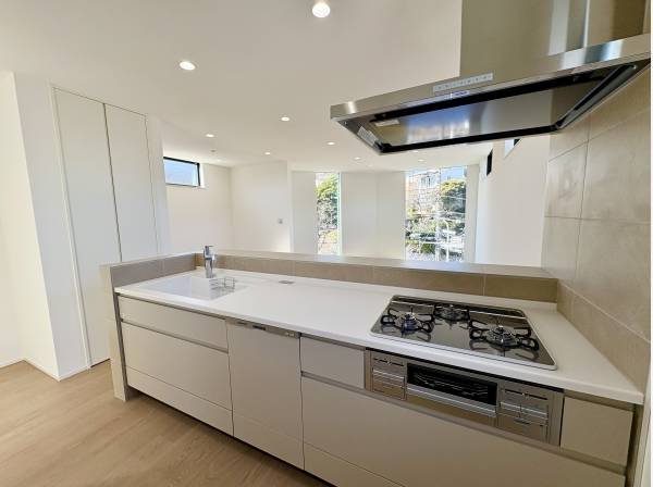 対面式の広々としたキッチン