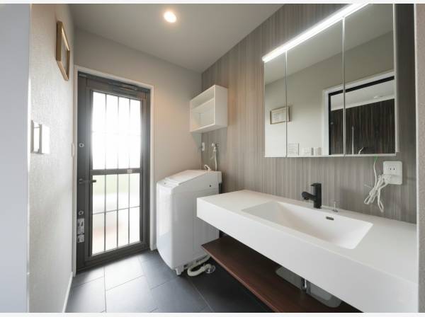 洗練されたデザインのパウダールーム