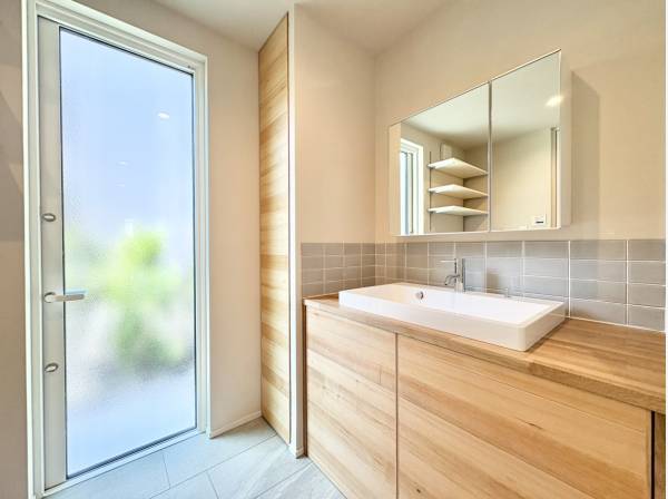 お洒落な造作の洗面化粧台