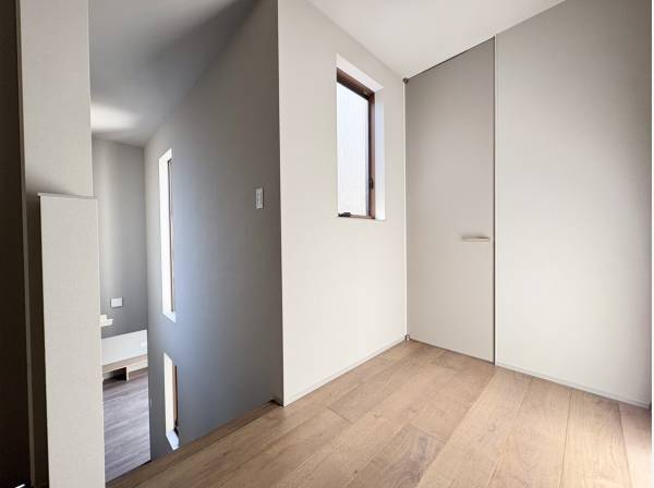 ライトグレーで落ち着く色合いのお住まい