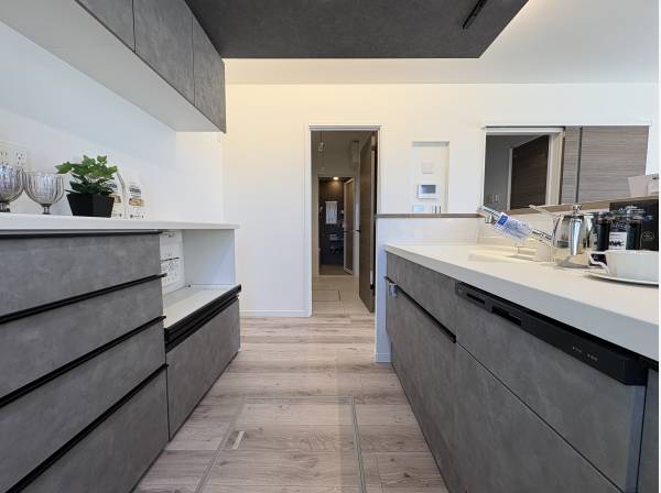 キッチン横には洗面所やお風呂があります。