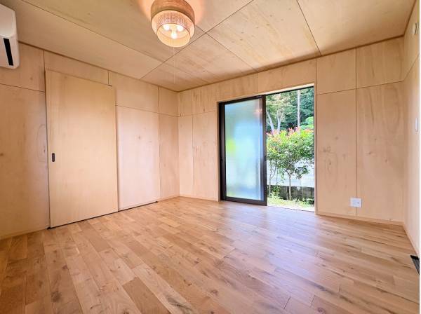 主寝室も木の温もりを感じることができます