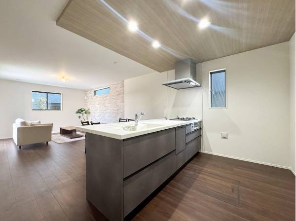 リビングを見渡す開放的なオープンキッチン