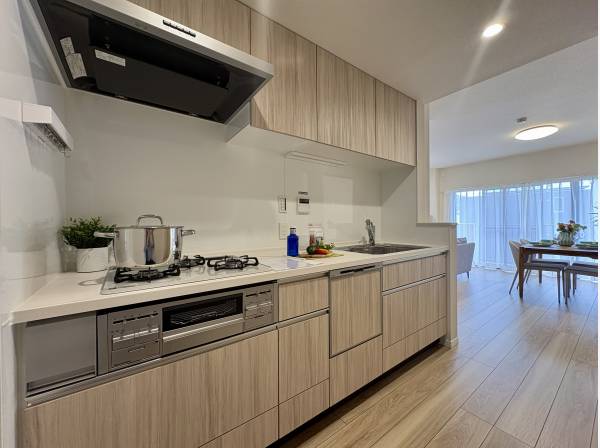 食洗機と浄水器付きのキッチン