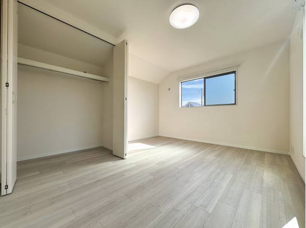 インテリアの映えるシンプルなお部屋は収納も充実