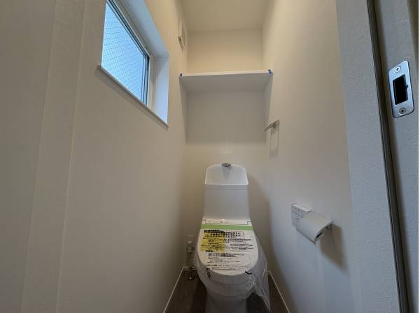 トイレは天井が高いので開放的です。