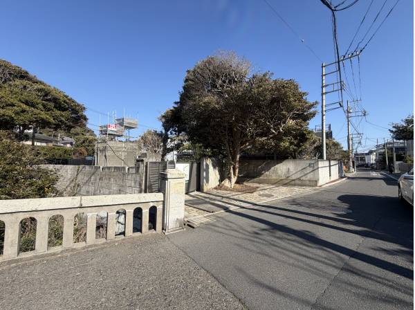 目の前に橋が架かってます