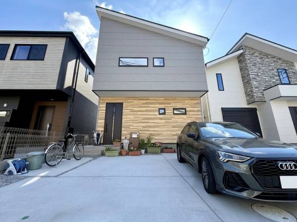 白と木目が調和したお洒落な外観（車等はAIによるイメージ)

