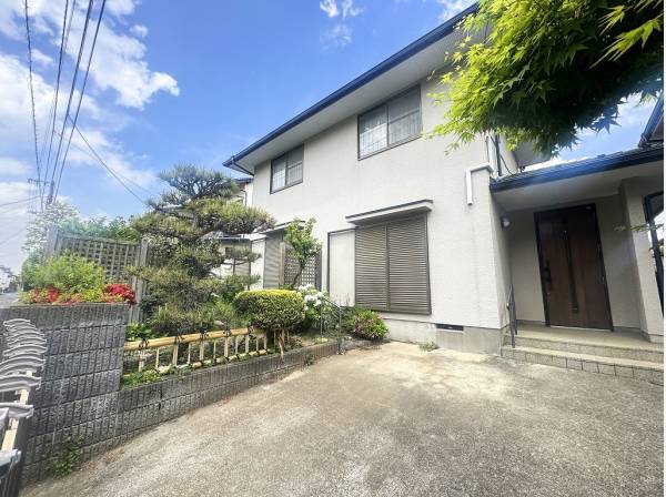 広い間口がもたらす開放感が自慢の売地