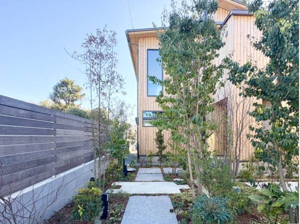 細部までこだわった玄関までのアプローチ