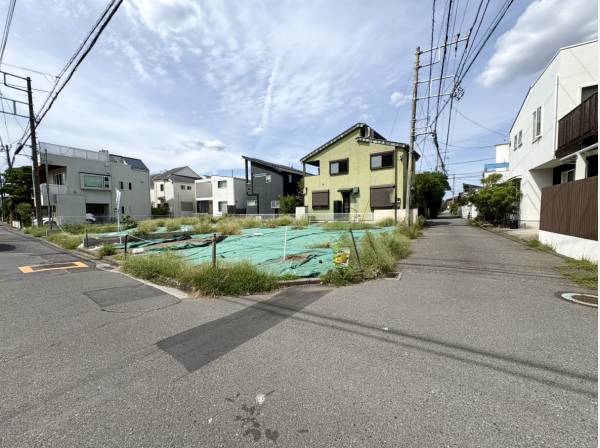 前面道路も広く駐車も楽々です。