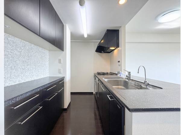 カップボードも備わった収納豊富なキッチン