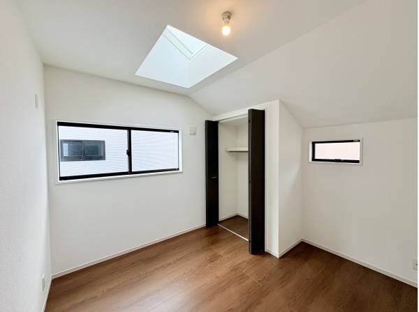 天窓付きの洋室。空からの光を取り込める明るい空間です